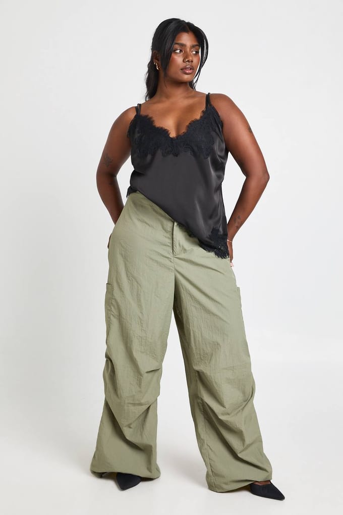 boohoo Dames Plus Nylon Cargo Broek met Bungee Zoom | Khaki | Maat: 22