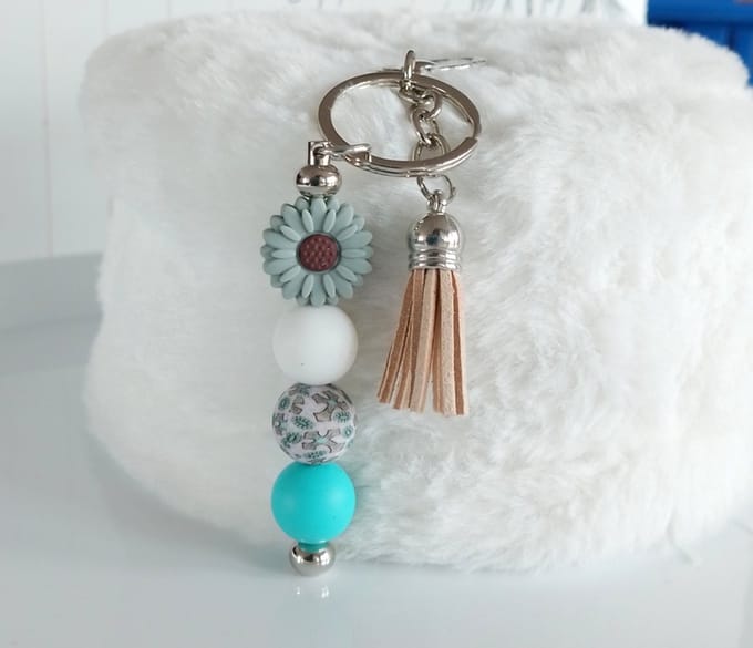 Sleutelhanger, tashanger met kralen en kwastje | wit, aqua | bloem