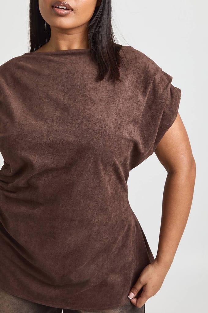 boohoo Dames Plus Suede Gerimpeld Shirt Met Korte Mouwen | Chocoladebruin | Maat: 48