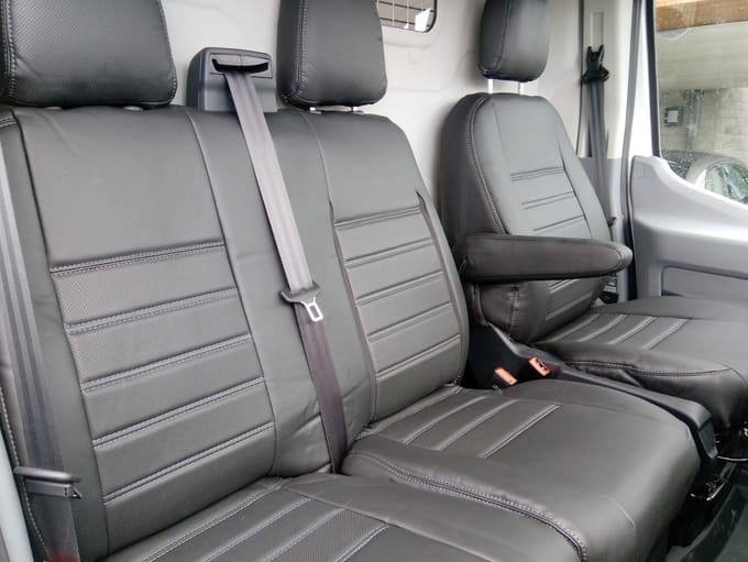 Pasvorm stoelhoezen Ford Transit / E-Transit 2014-heden (geschikt voor stoel en duobank) - Kunstleer zwart