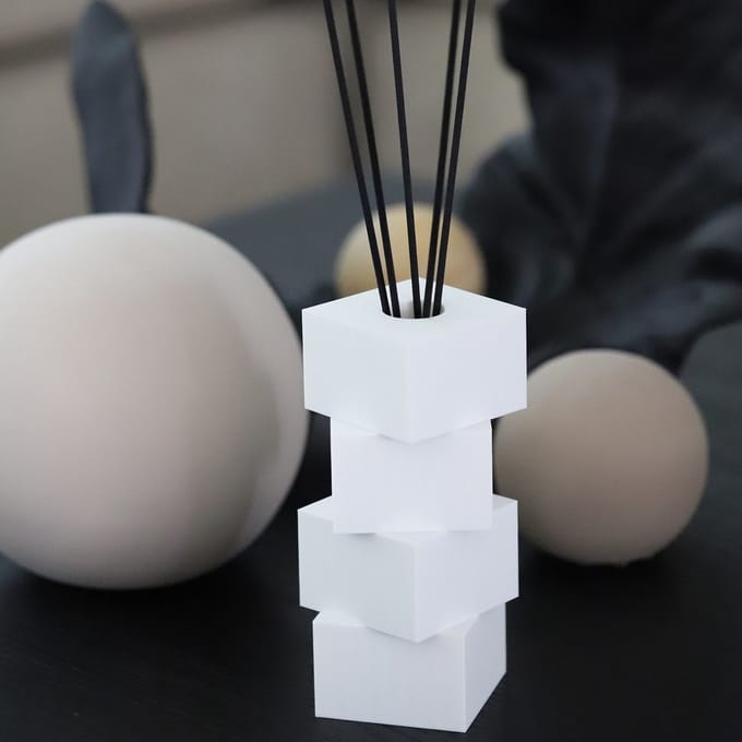 Mat Witte Geurstokjeshouder – Luxe Diffuser Set met Black Diamond Amber Oak Cozy Plaid – Navulbare Geurstokjes 600 ml – Design Huisparfum
