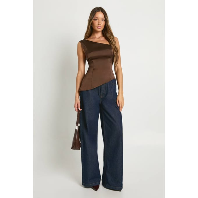boohoo Dames Satijn asymmetrische top | Chocoladebruin | Maat: 40