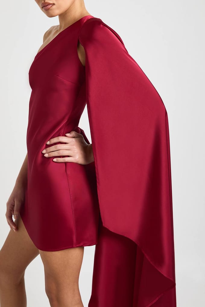 boohoo Dames Satijnen One Shoulder Jurk Met Cape Mouw | Wijn | Maat: 36