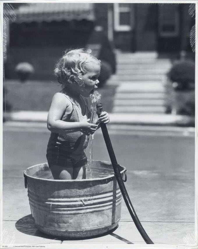 Mini zwart-wit poster - Child Playing in Bath - 24x30 cm