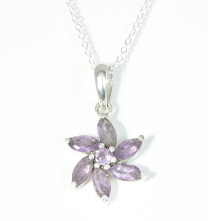 Zilveren hanger met amethist aan ketting