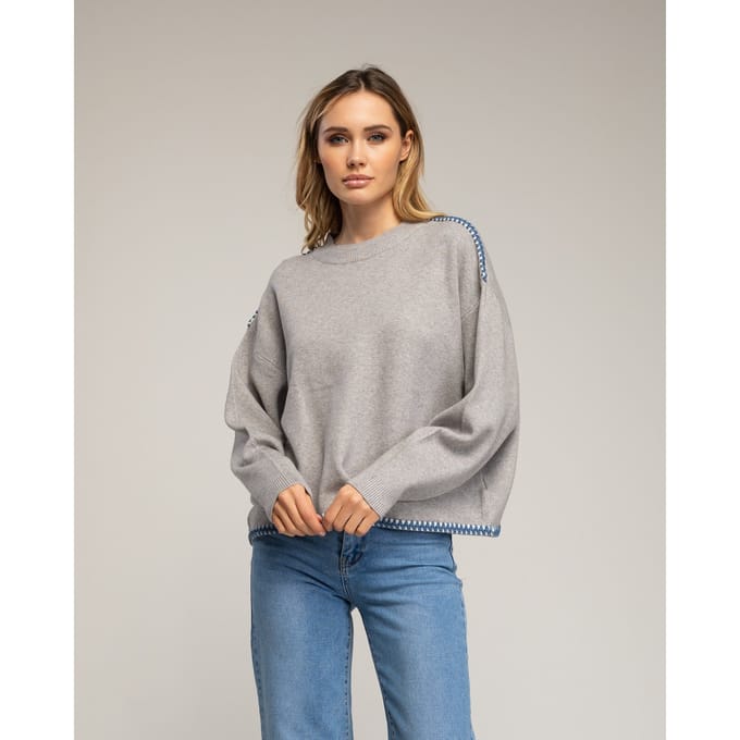 Oversized gebreide trui met stikseldetails aan de zoom en op de schouders.