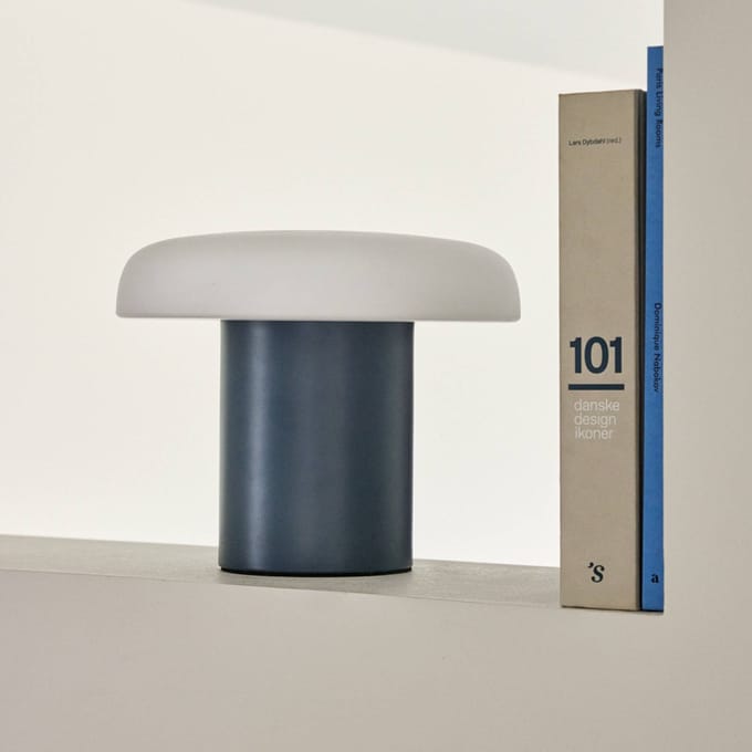 Hübsch Ateliers tafellamp, donkerblauw, wit, glas, ijzer