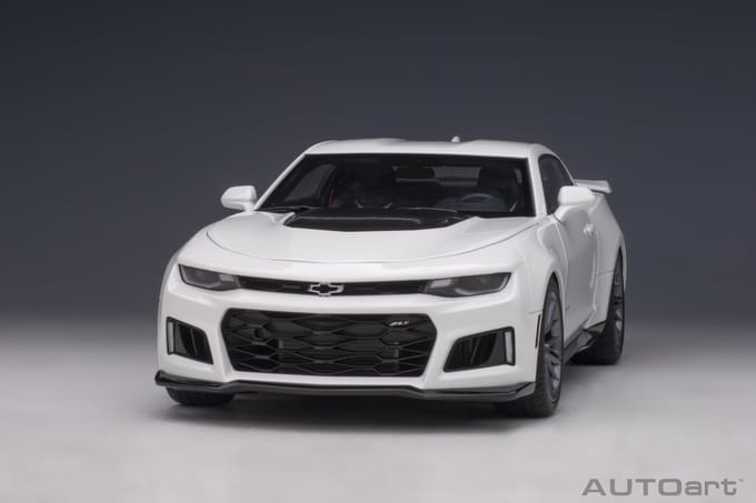 Autoart 1:18 Chevrolet Camaro ZL1 Coupe van 2017 in Summit White.