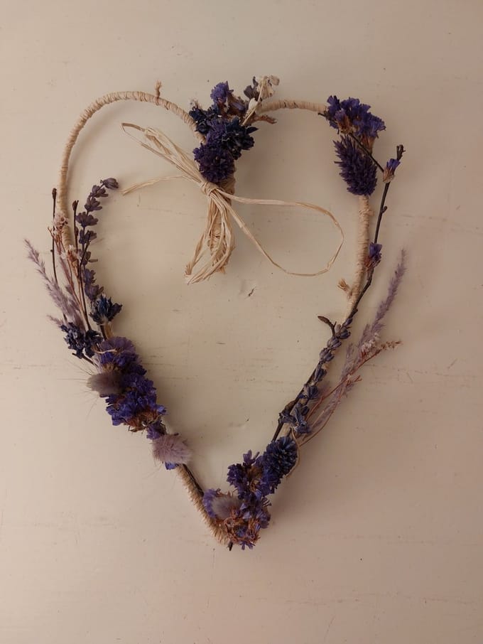 Charmant handgemaakt hart met blauwe droogbloemen