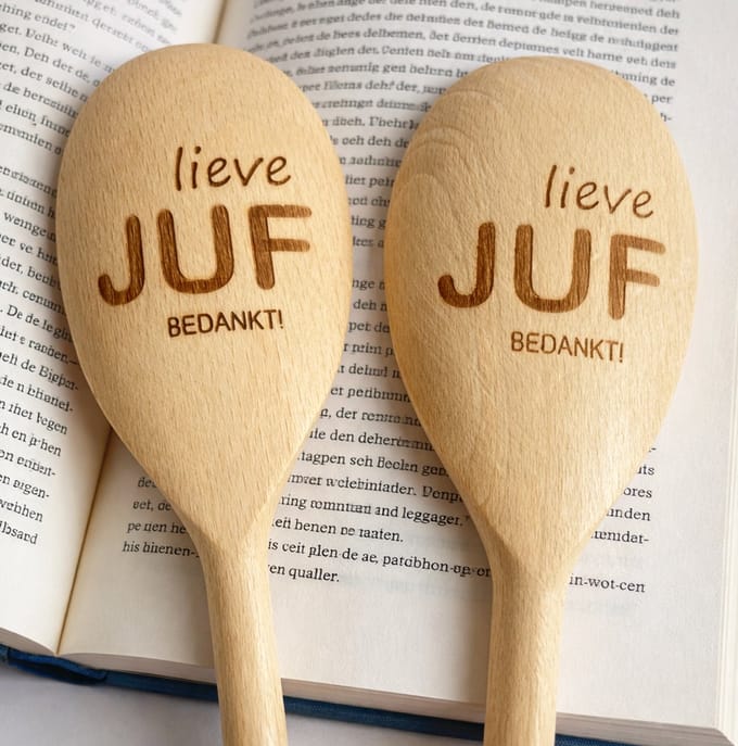 Houten kooklepel met gravure -vor Juf