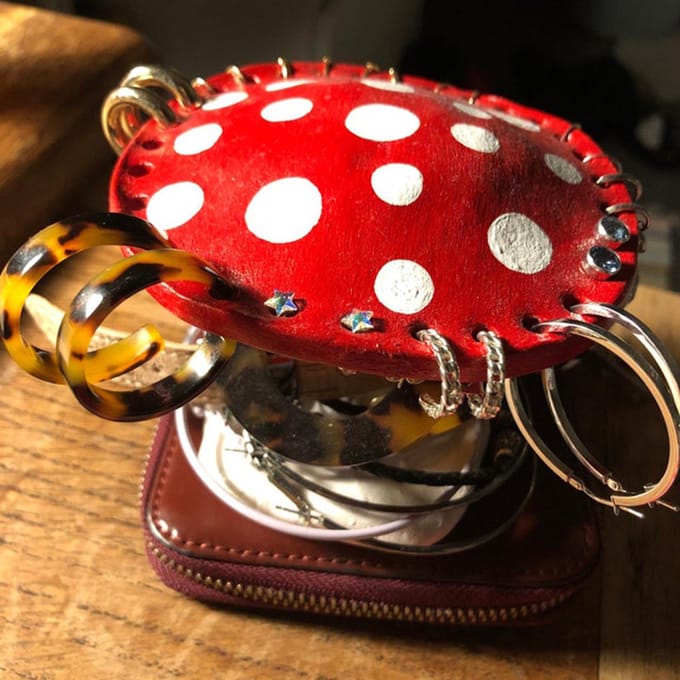 Support de rangement de boucles d'oreilles en forme de champignon, présentoir pour bureau, support de boucles d'oreilles en résine, décoration de la maison rouge