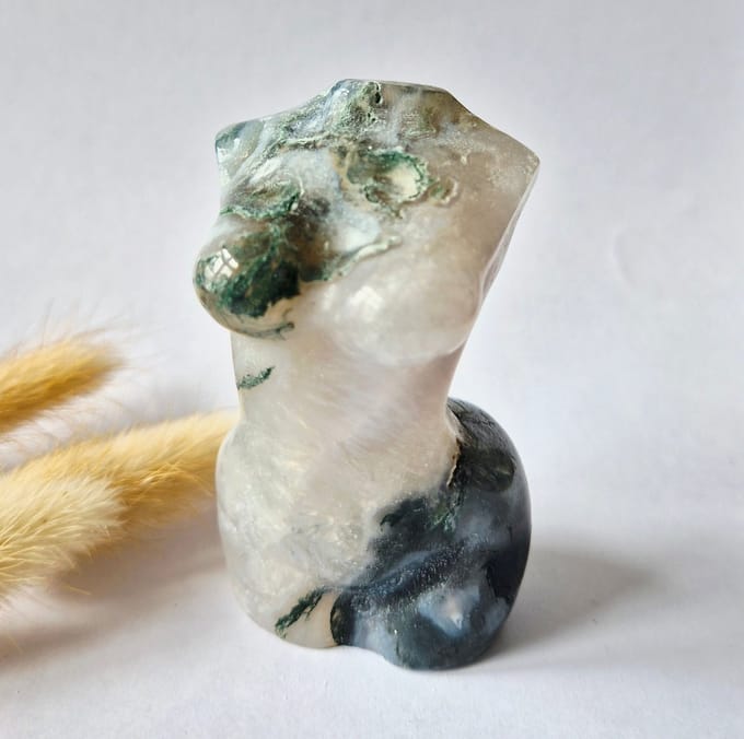 Mosagaat vrouwenbeeldje 8 cm (#32) – handgeslepen edelsteen carving