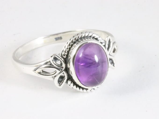 Fijne bewerkte zilveren ring met amethist - maat 17