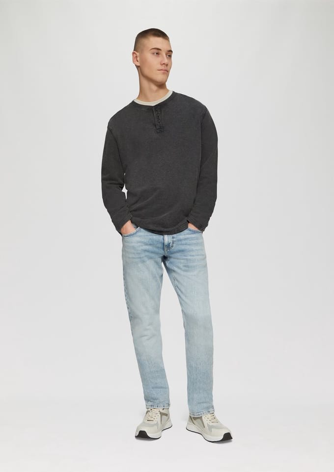 Slim Jeans met middenhoge taille en subtiele wassing QS Rick