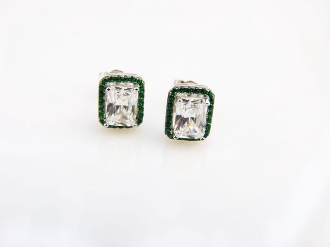 Model Small Rectangle Green zilveren oorringen met groene en witte stenen cubic zirconia