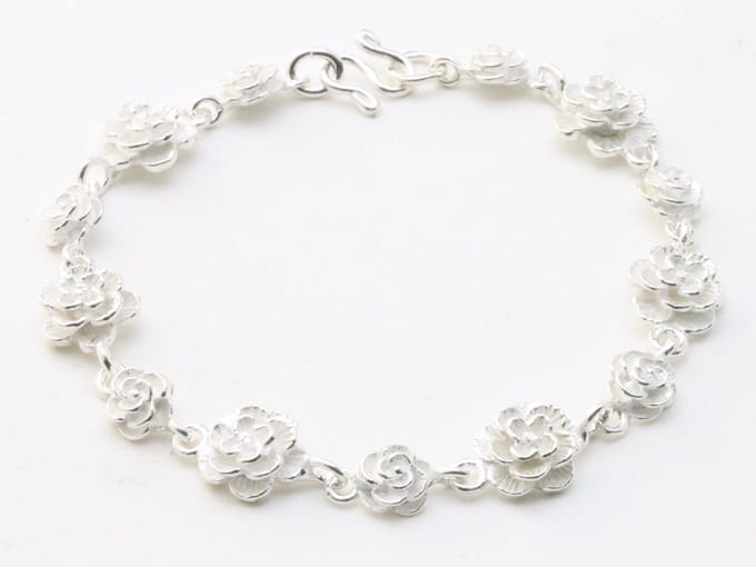Zware zilveren armband met roosjes met witte emaille