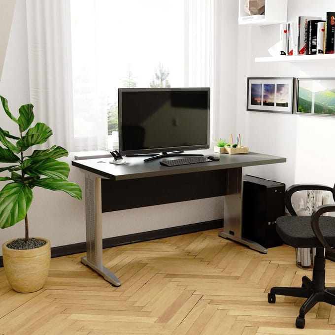 Bureau 135 cm met metalen poten, gelamineerde plaat, ABS-rand, modern design