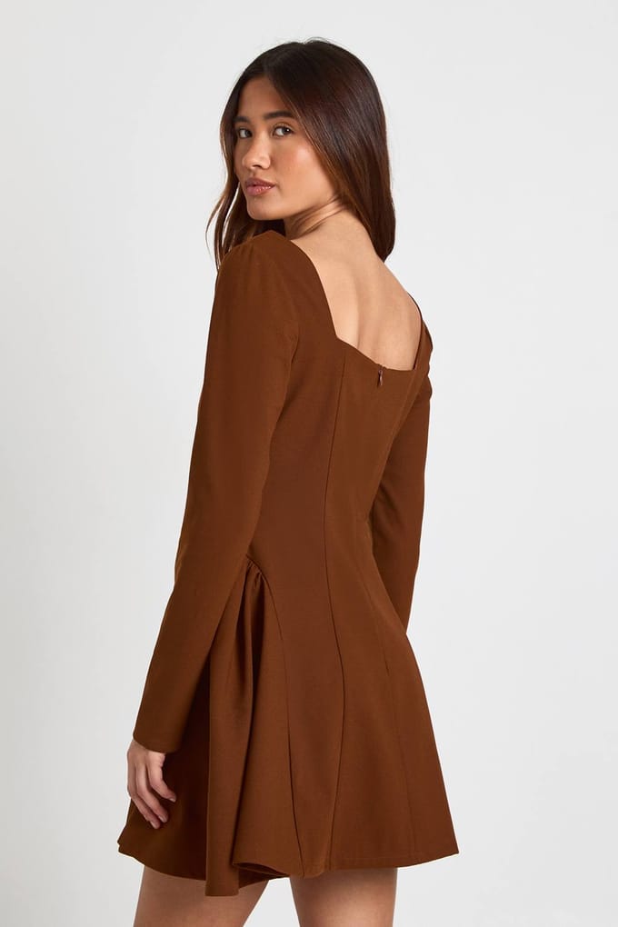 boohoo Dames Vierkante Hals Lange Mouw Wijde Rok Mini Jurk | Chocoladebruin | Maat: 44