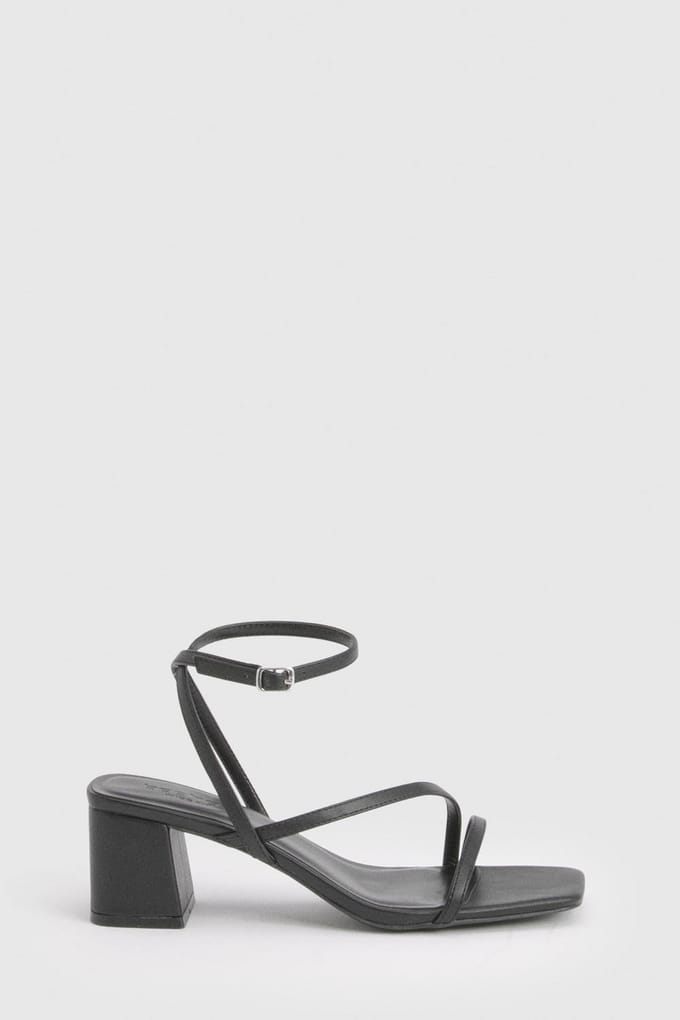 boohoo Dames Brede Pasvorm Lage Blokhak Asymmetrische Bandjes Hakken | Black | Maat: 4