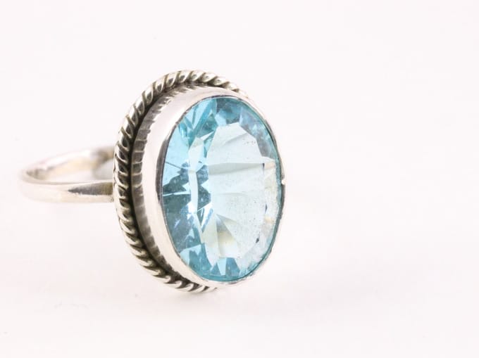 Bewerkte zilveren ring met blauwe topaas - maat 20
