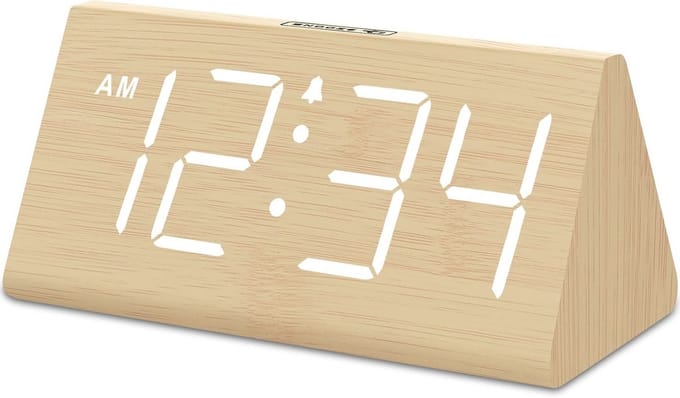 Digitale houten wekker met grote cijfers, USB-oplader, instelbaar volume en dimmer
