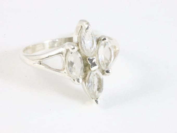 Fijne zilveren ring met bergkristal - maat 16