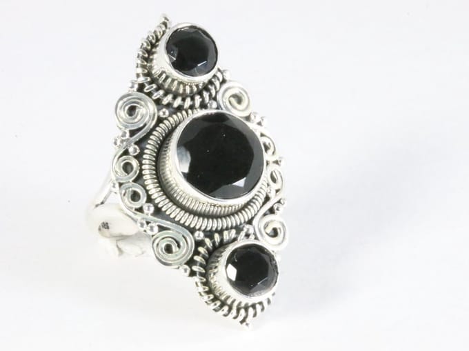Langwerpige bewerkte zilveren ring met onyx - maat 20