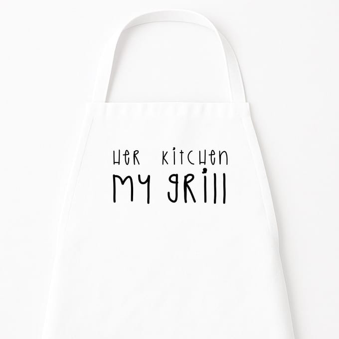 Go Mama - Keukenschort “Her Kitchen, My Grill” – Koppel kookschort – One Size – Verstelbaar – Wit – Humor cadeau