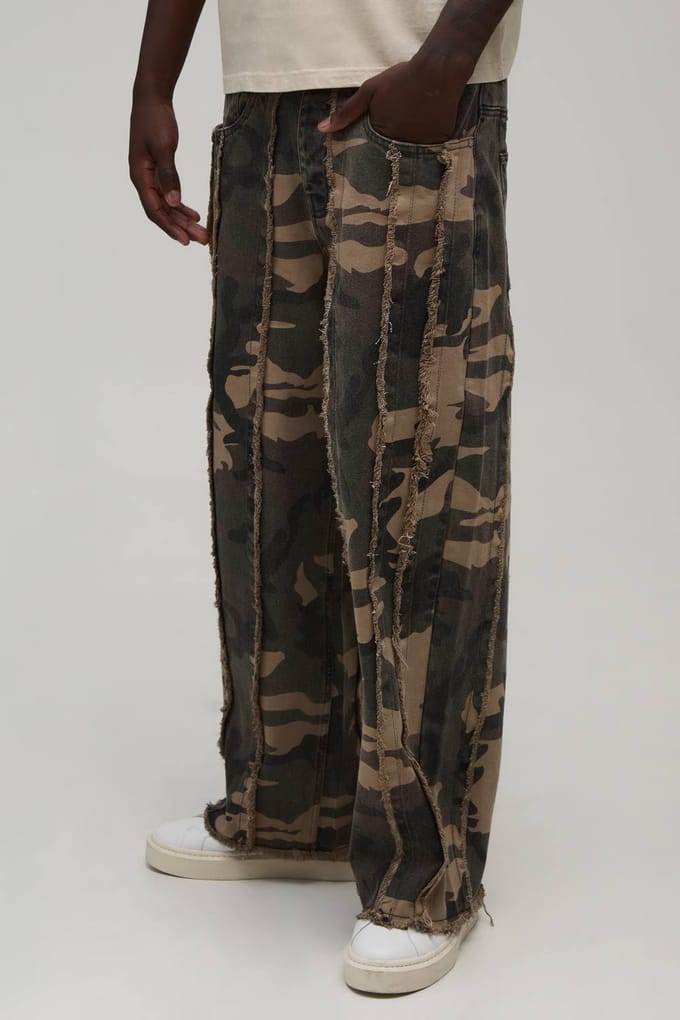 Camo Baggy Stijve Jeans Met Gerafelde Zoom | Size 28R