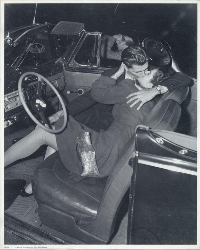 Mini zwart-wit poster - Kissing in Car - 24x30 cm