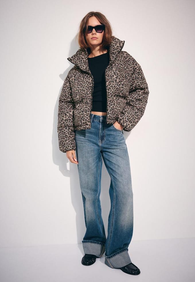 Stradivarius Cropped gewatteerd jack met print en hoge kraag  Middenbeige M