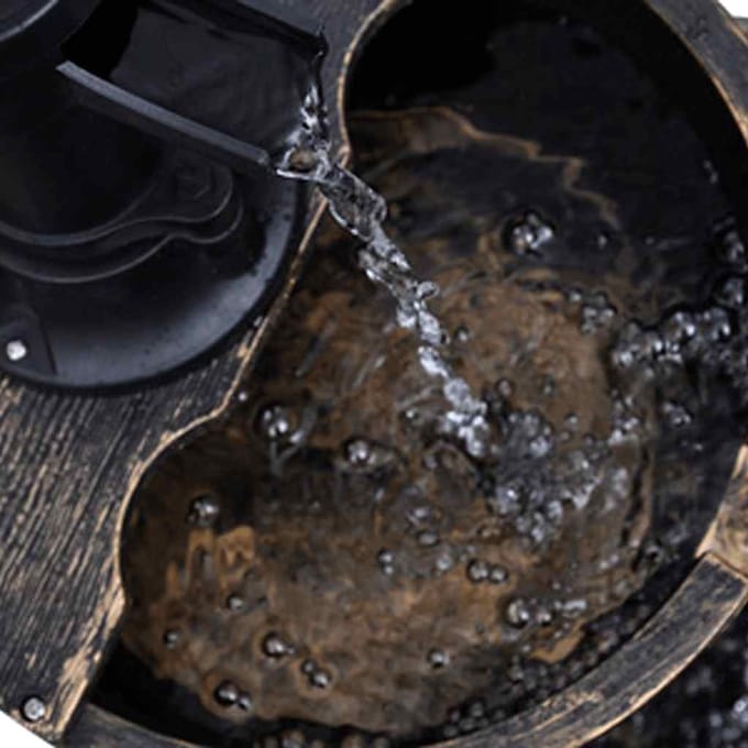 Waterval fontein met handwaterpomp ontwerp