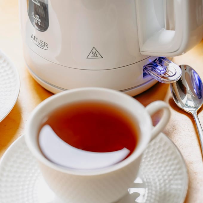Waterkoker 1,0L, 2200W, STRIX-systeem, wit, compact, veilig, ideaal voor vertrekken