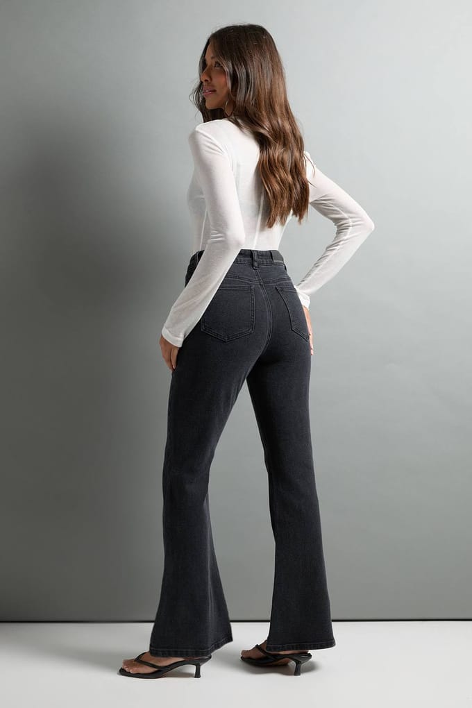 boohoo Dames De Hoge Taille Flare Jeans | Washed Black | Maat: 10/30L