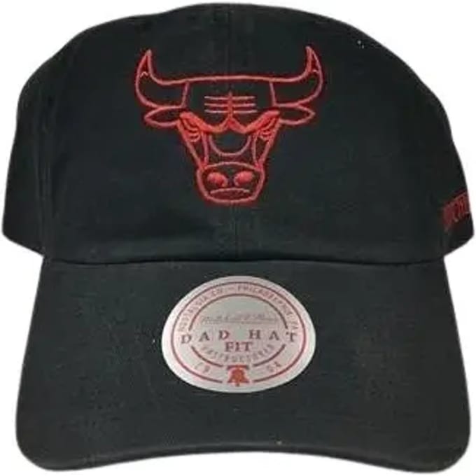 Versleten pet met logo van de Chicago Bulls