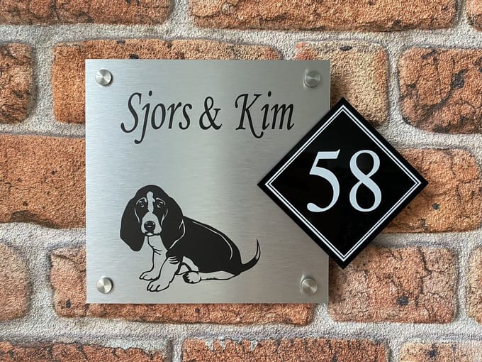Naambordje / huisnummer voordeur Basset