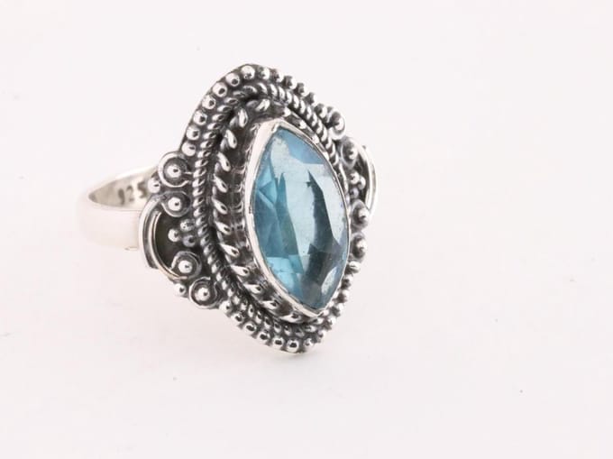 Bewerkte zilveren ring met blauwe topaas - maat 17.5