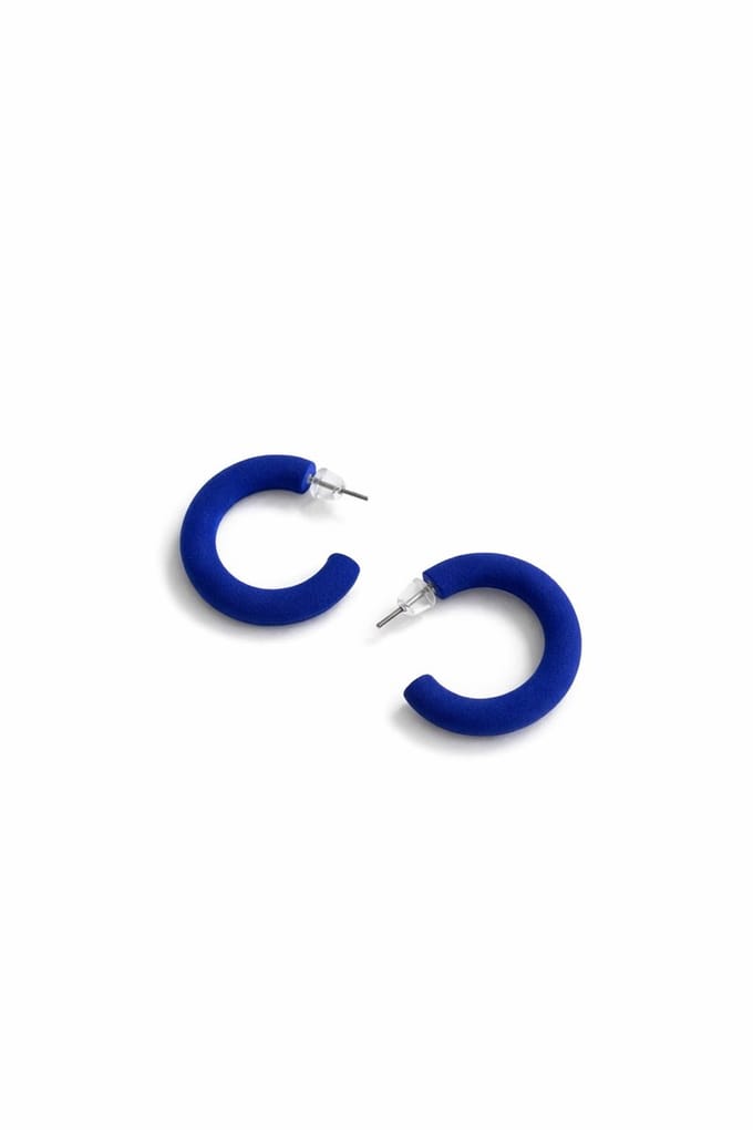 Kleine velvet blauwe oorringen