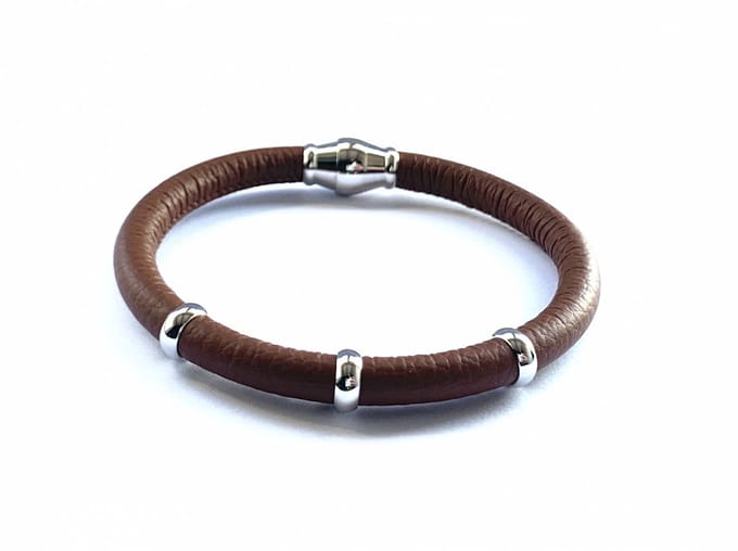 NIEUW! Jolla - dames armband zilver - leer - magneetsluiting - bedels - Single Silver - Camel