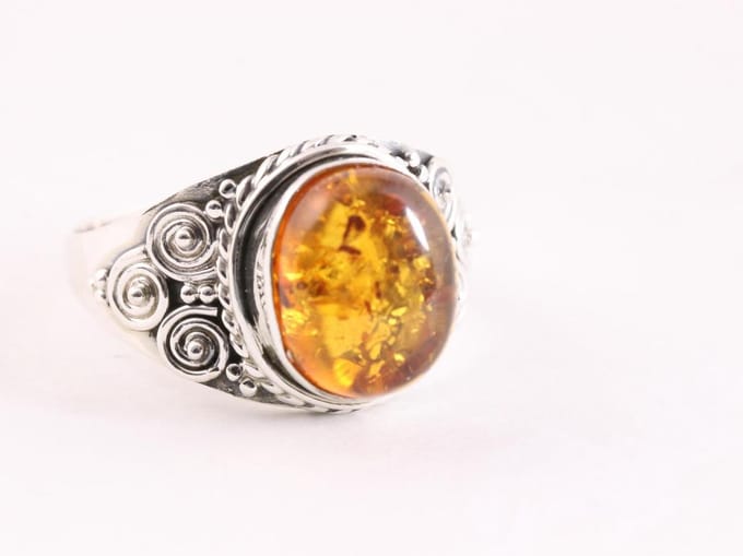 Bewerkte zilveren ring met amber - maat 18