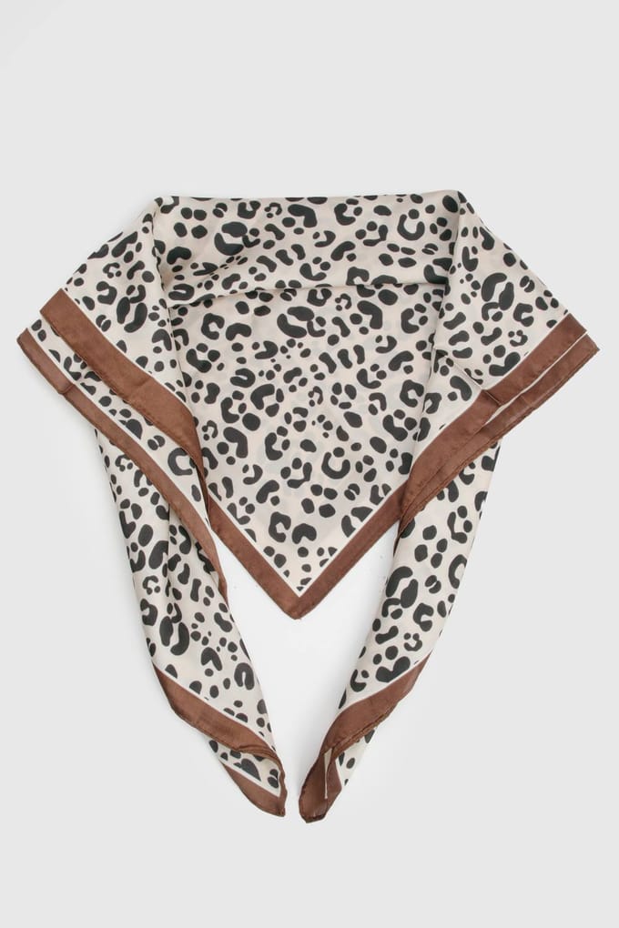 boohoo Dames Satijnen nekdoek met luipaardprint | Chocolate