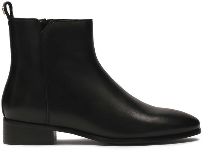 Flat boots with zipper