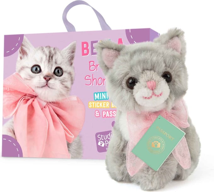 Studio Pets® Mini Knuffel Kat Bella (8 cm) met Koffer, Paspoort & Stickerboek