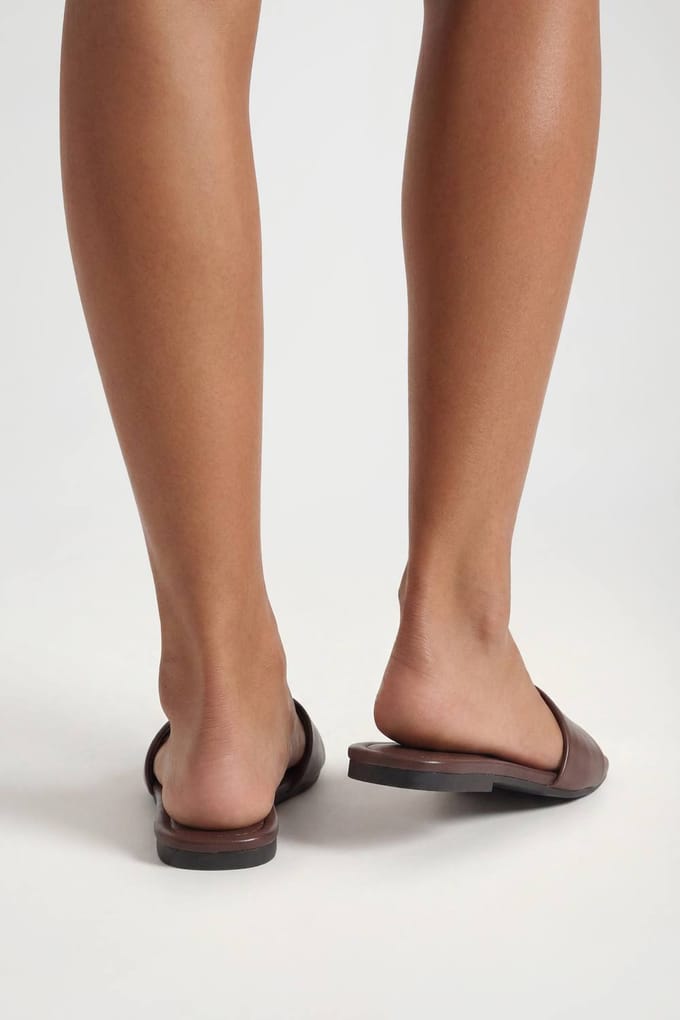 boohoo Dames Vierkante Teen Basis Slippers | Chocoladebruin | Maat: 38