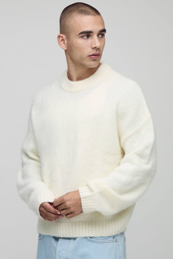 Boxy pasvorm geborstelde verlengde nek gebreide trui | Ecru | Size Medium