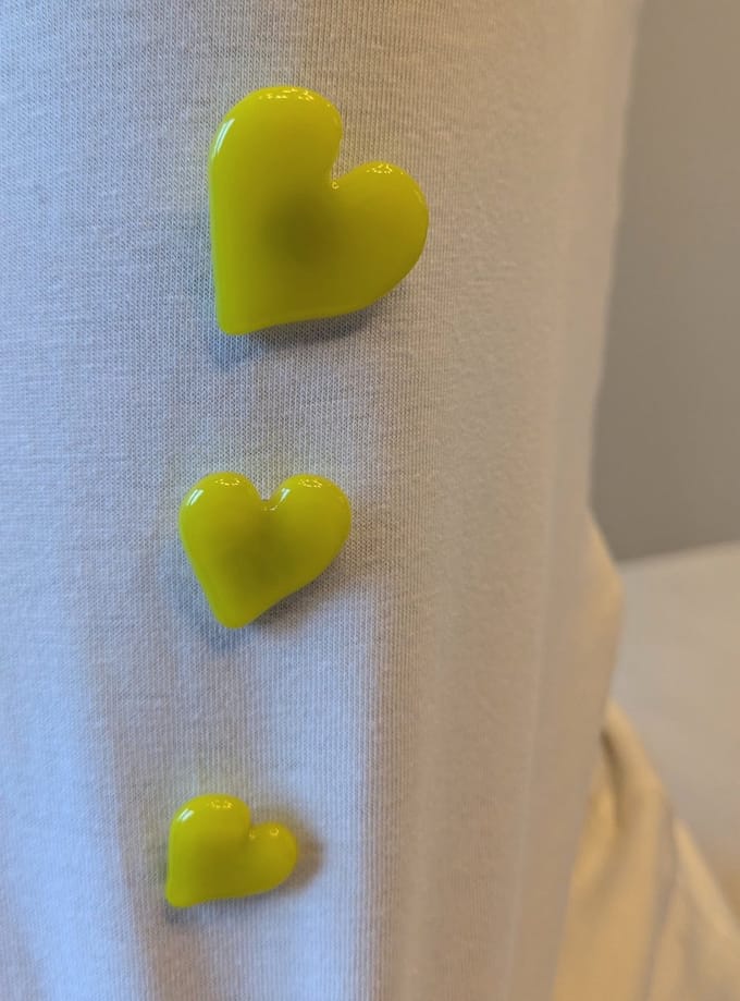 M-apART Broche, set van 3 handgemaakte gele hartjes van glas, pins