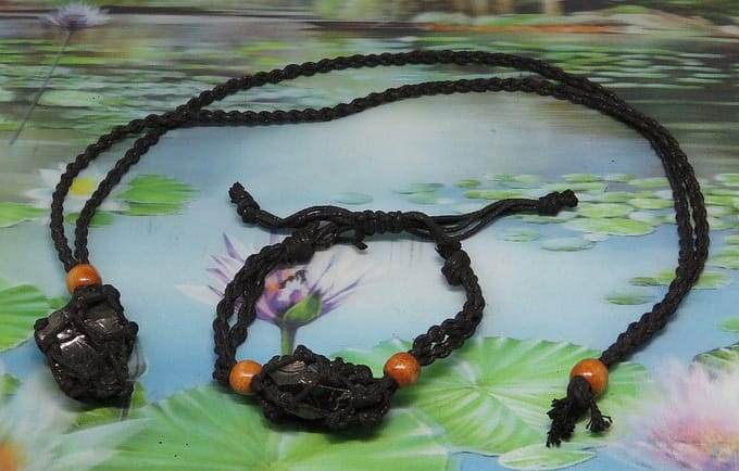Edel shungiet knopen ketting en armband zwart