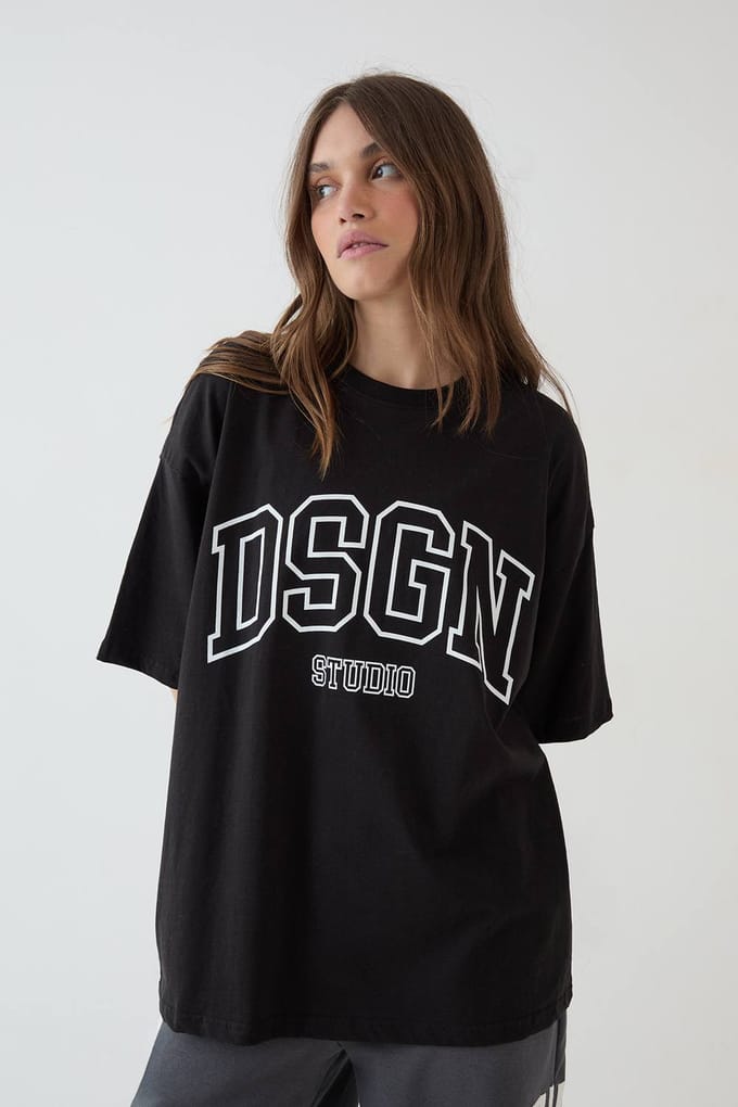 Dames Dsgn Studio Collegiate Bedrukt Oversized T-shirt | Black | Maat: XS