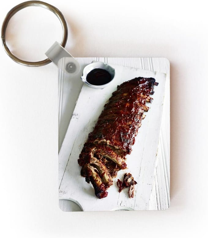 Sleutelhanger - Rek met spareribs op een witte snijplank - Uitdeelcadeautjes - Plastic