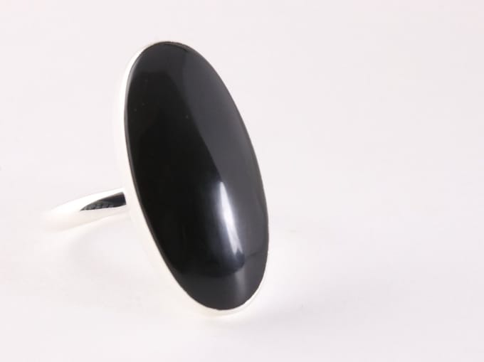 Langwerpige zilveren ring met onyx - maat 20